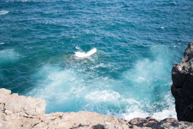 Dalgalar kayalarda kırılıyor