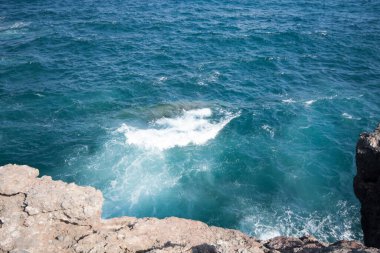 İsrail 'in kuzeyinde Akdeniz' in kayalık kıyıları