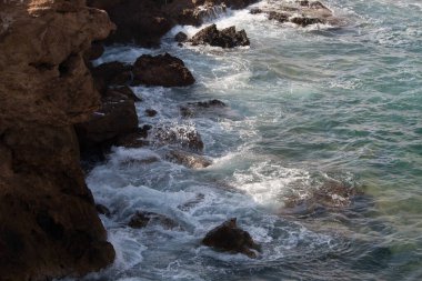 Deniz dalgaları üzerinde Taş Kırma