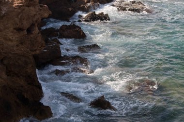 Dalgalı güzel kayalık sahil