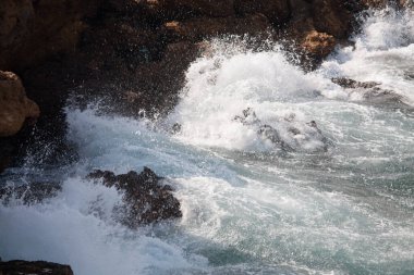 Sahildeki deniz dalgaları