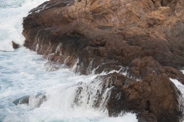 Akdeniz kıyısında dalgalar kopuyor..