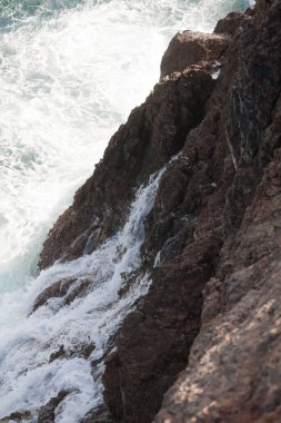 İsrail 'in kuzeyinde Akdeniz' in kayalık kıyıları