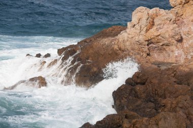Atlantik Denizi 'nin kayalık kıyıları