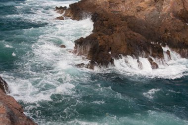 Kayalıklardaki deniz dalgaları