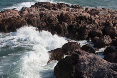 Deniz kıyısındaki kayalar