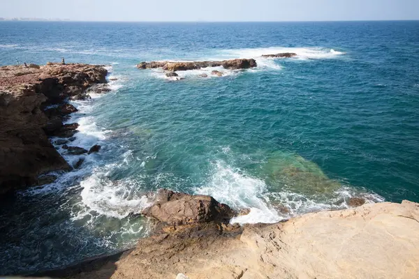Kaya ve deniz dalgalarıyla güzel deniz manzarası.