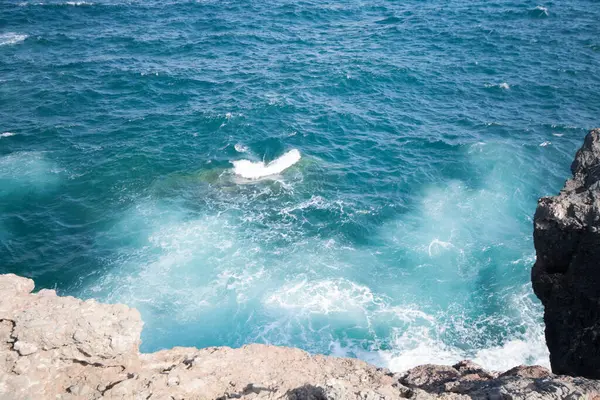 Dalgalar kayalarda kırılıyor