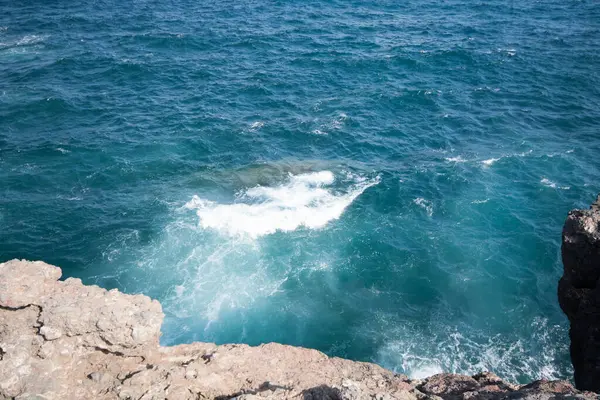İsrail 'in kuzeyinde Akdeniz' in kayalık kıyıları