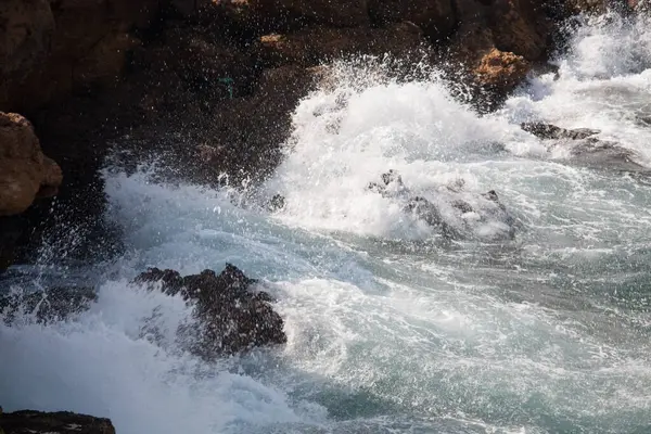 Sahildeki deniz dalgaları