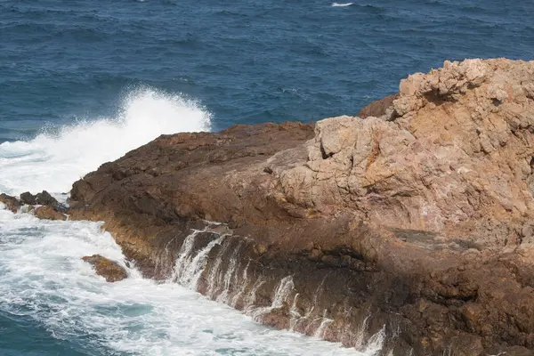 Kayalık sahilde dalgalar.