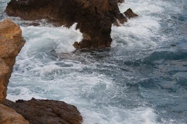 Dalgalar üzerinde bir taş kırma