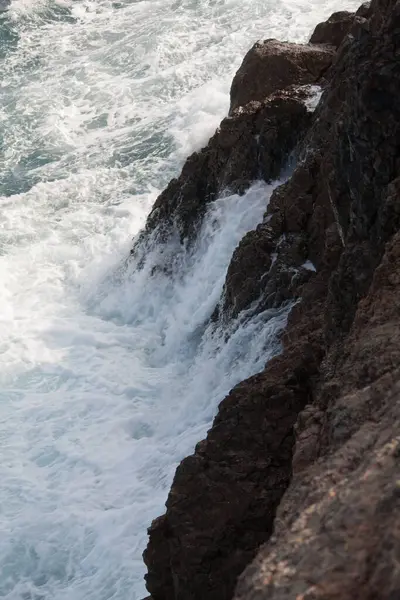 Kıyı denizindeki bir kayanın dalgaları