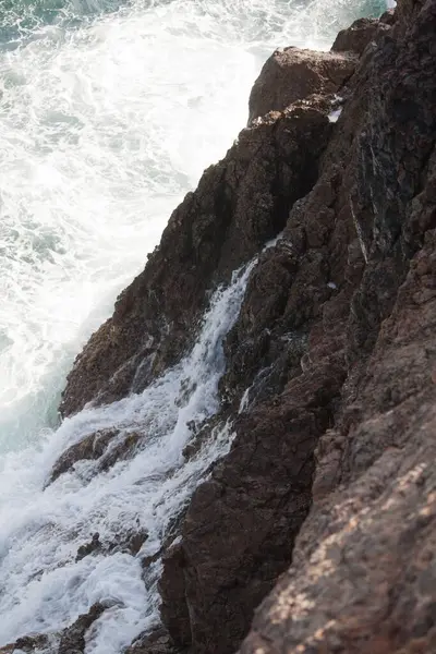 İsrail 'in kuzeyinde Akdeniz' in kayalık kıyıları