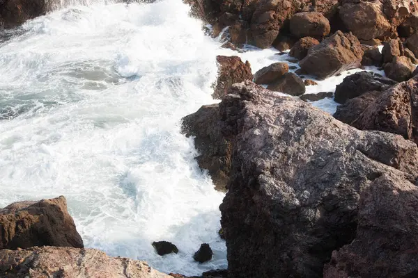 Dalgalar ile kayalık sahil.