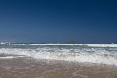 İspanya sahillerinde kumlu bir sahil manzarası.