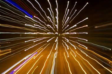 Hafif boya. Neon parıltısı. Şenlik ve yansıma.