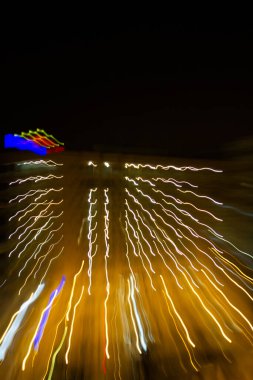 Gece görüşü, ışıklar ve modern bir şehrin uzun pozları.