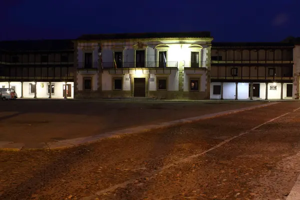 Bilbao şehrinde gece eski bir cadde