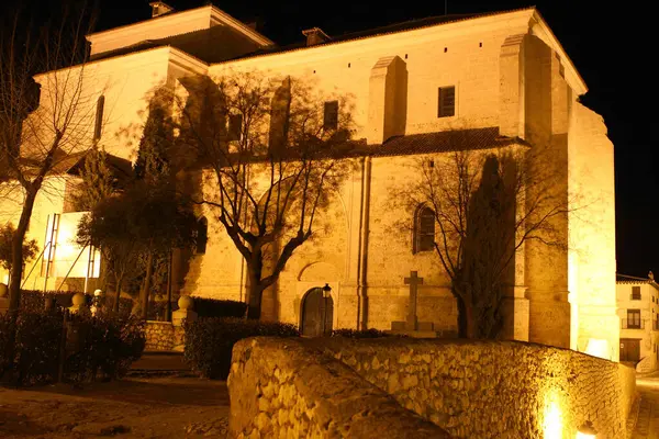 Eski kilisenin gece manzarası