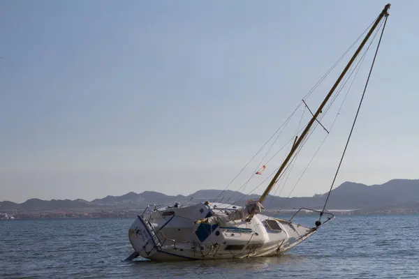 Denizde yelken yelkenli