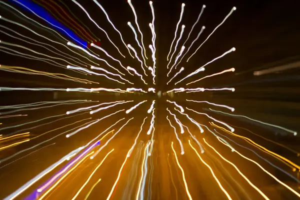 Hafif boya. Neon parıltısı. Şenlik ve yansıma.