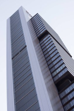 Camdan pencereli modern ofis kulesi