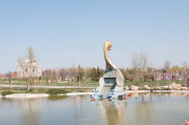 Parktaki ejderha heykeli.