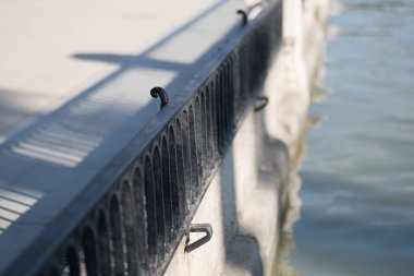 Bilbao şehrinde nehir üzerinde köprü