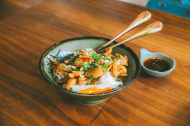 Pirincin üzerine sos dökülmüş çok lezzetli bir teriyaki tavuğu..