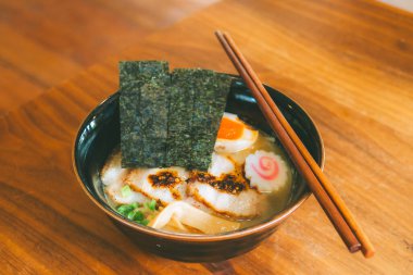 Tayland 'da bir Japon restoranında sıcak ramen.