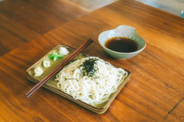 Udon erişteleri soğuk erişte yapmak için kullanılır.