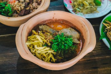 Khao Soi Gai, Clay Pot 'ta ünlü bir Kuzey Tayland yemeği..