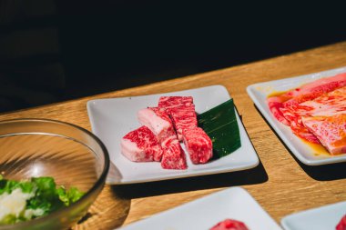 Japon restoranlarında görüldüğü gibi beyaz tabakta taze et..