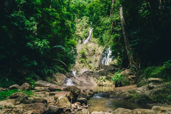 Huai to Waterfall, Khao Phanom Bencha Milli Parkı 'nda yer almaktadır. Parktaki en güzel şelaledir. Kaynağı Phanom Bencha sıradağları..