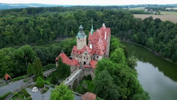 Istana Czocha Atas Batu Yang Dikelilingi Oleh Hutan Dan Sungai — Stok Video