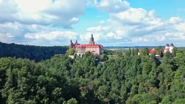 Ksiaz 城堡建筑群中的一座历史城堡 著名的旅游地标无人机飞向城堡 — 图库视频影像