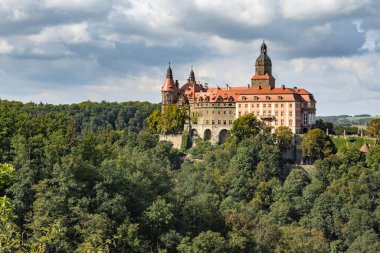 Ksiaz - sonbaharda kale kompleksinde tarihi bir kale. Ünlü turistik dönüm noktası
