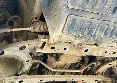 Kirli araba manzarası, toprak ve toz dolu, araba süspansiyonu ve lastik. 