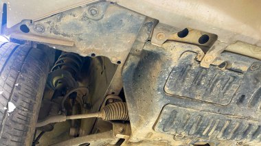 Kirli araba manzarası, toprak ve toz dolu, araba süspansiyonu ve lastik. 