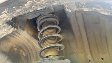 Ön araba süspansiyonunu eski, kirli ve tozlu parçalarla kapat.