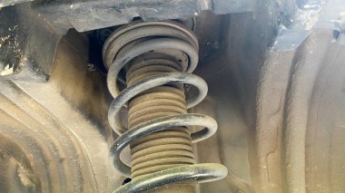 Ön araba süspansiyonunu eski, kirli ve tozlu parçalarla kapat.