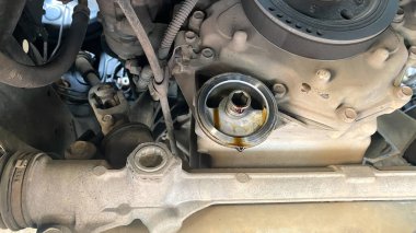 Motor yağı filtresinden yağ sızıyor, yağ filtresinin kapağını kapatın. Araba bakım konsepti. eski araba yağı değiştirme işlemi