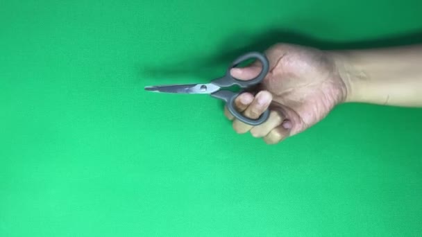Рука Держит Ножницы Зеленом Экране Срезая Руку Движения — стоковое видео