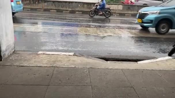 Yağmurda Motosiklette Arabalarda Trafiğin Yan Görüntüsü — Stok video
