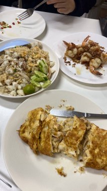 Nhong Rim Klong yumurtasından Michelin yıldızlı yengeç omleti ve kızarmış pirinç.