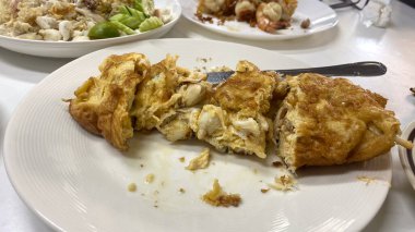 Nhong Rim Klong 'dan Michelin yıldızı Yengeç omleti, yumurta ve kızarmış pirinç.