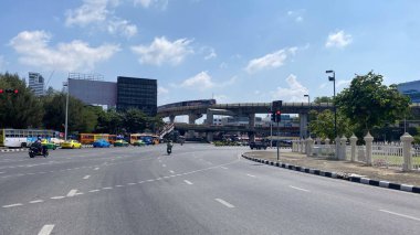 Bangkok 'un arka planında otoban olan bir yol.