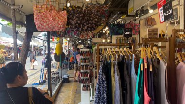 JJ Market olarak da bilinen Chatuchak Haftasonu Pazarı 'ndaki tezgah. Bangkok 'un en büyük geleneksel pazarlarından biri..