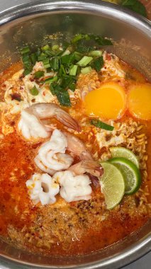 Jeh O Chula, Michelin yıldızı restoran Bangkok, Tayland 'da. Ünlü Tom yum veya Tom yer elması, karidesli Tayland ekşi çorbası